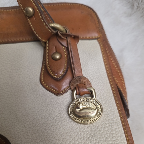 Vintage Dooney & Bourke All Weather leather Carpet Shoulder Bag - Picture 4 of 16